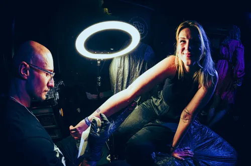 Live-Tattoo-Artist beim OMClub 2023 – Beispiel für eine einzigartige Sponsor-Erlebnis-Activation auf dem Event